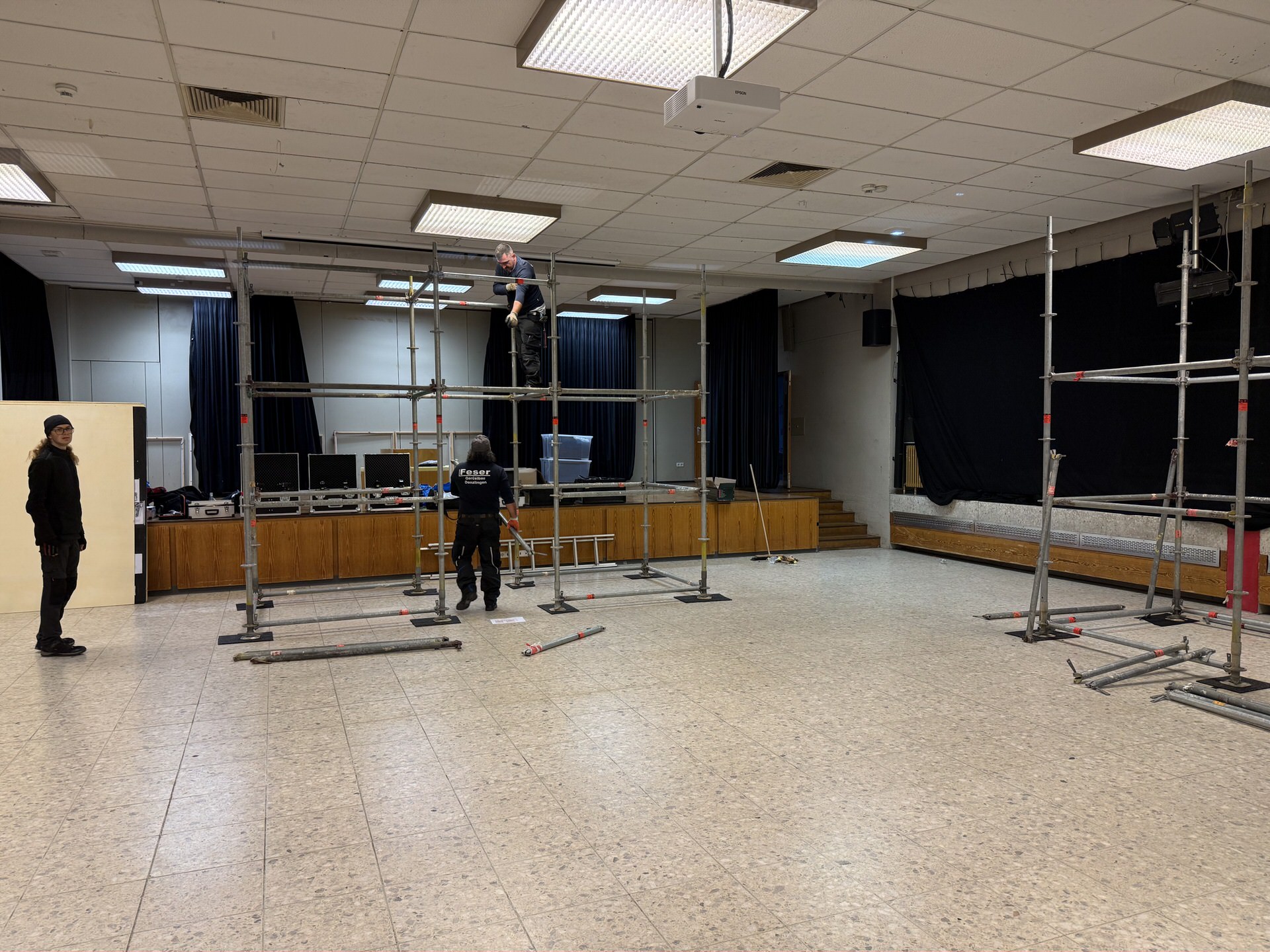 Aufbau Il Campiello Carlo Goldoni, Übersetzt von Peter Turrini. Theater-Ag des Erasmus-Gymnasium Denzlingen, Regie Theater Flügelschuh. Danke an Feser Gerüstbau Denzlingen für die Unterstützung